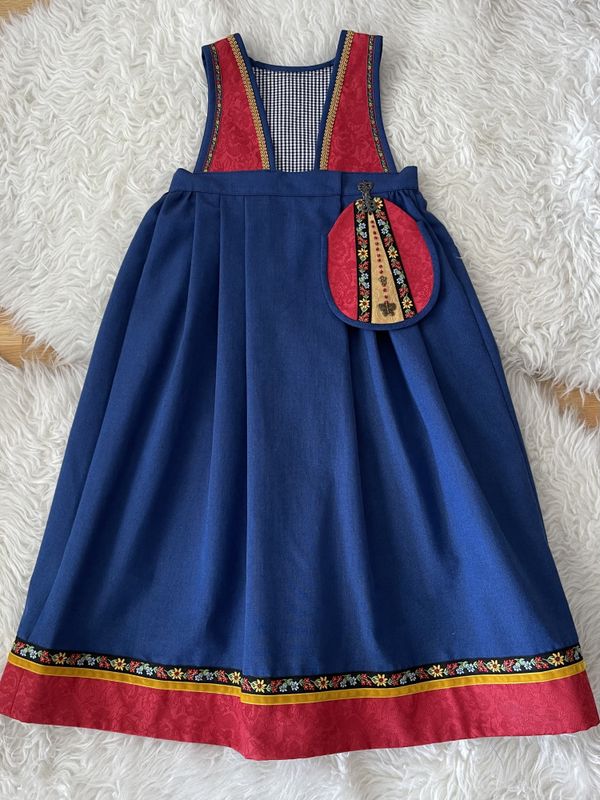 SOLGT  Festdrakt Astrid blå/rød med fugl
