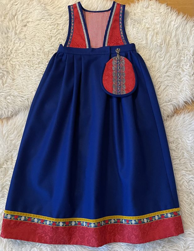 SOLGT Festdrakt Astrid kongeblå med valmuer