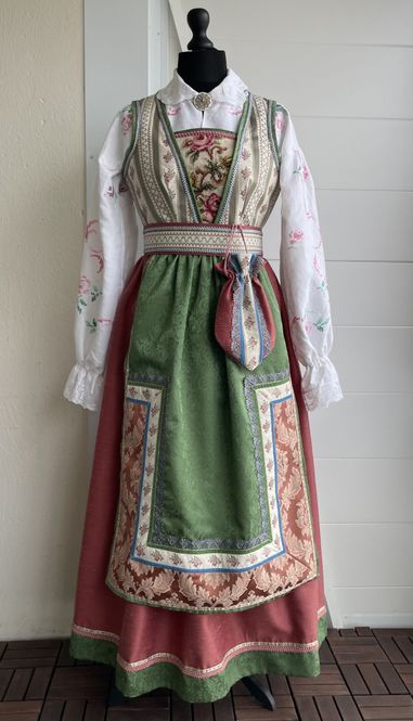 Hovedbilde X SOLGT Festdrakt Augusta dyp ...