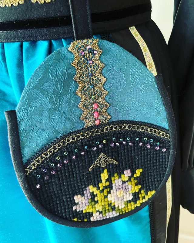 X SOLGT Festdrakt Augusta petrol/sort/gull