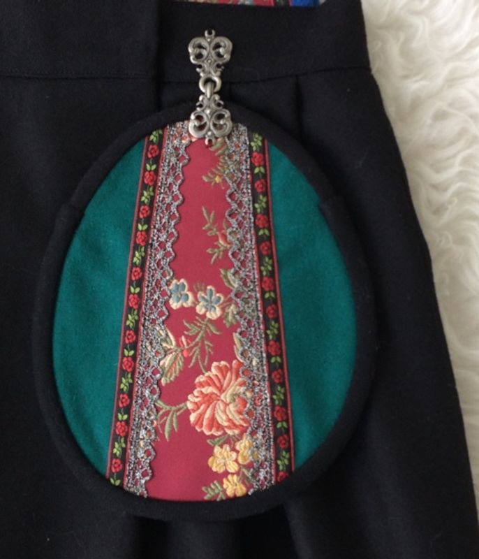 SOLGT Festdrakt Astrid sort med blomster nr.13