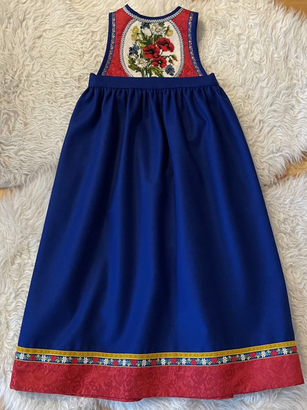 SOLGT Festdrakt Astrid kongeblå med valmuer