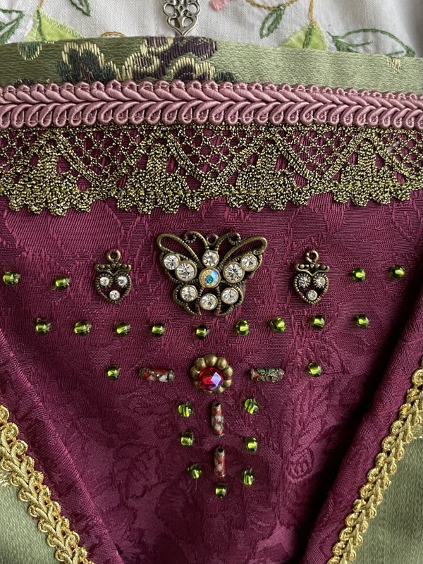 SOLGT  Festdrakt Augusta burgunder/grønn/rosa