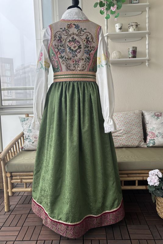 Festdrakt Augusta grønn og rosa