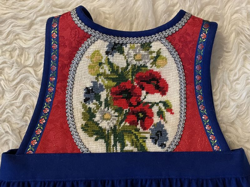 SOLGT Festdrakt Astrid kongeblå med valmuer