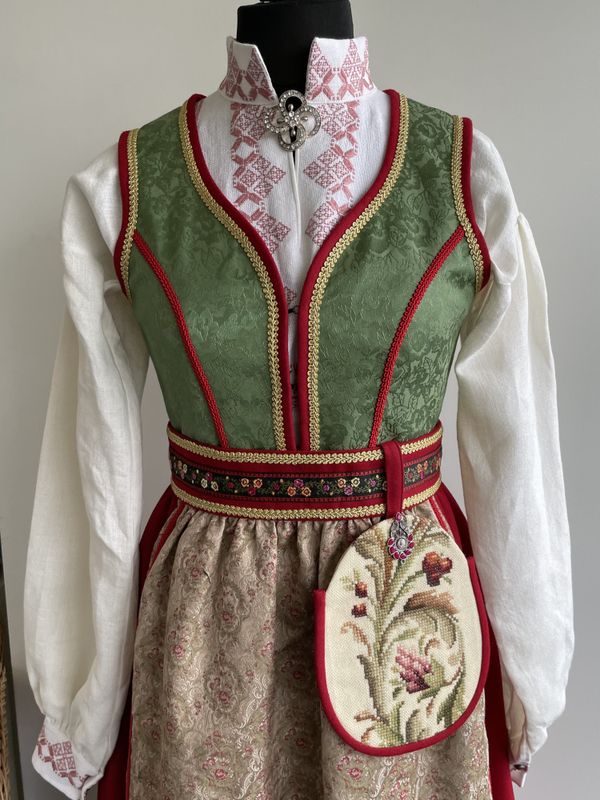 X SOLGT Festdrakt Aurora rød/grønn