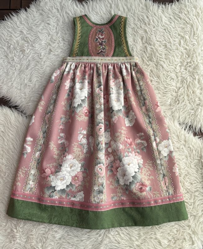 SOLGT Festdrakt Astrid rosa roser og grønn
