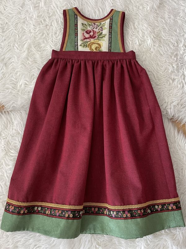 X SOLGT Festdrakt Astrid mørkerød/grønn roser