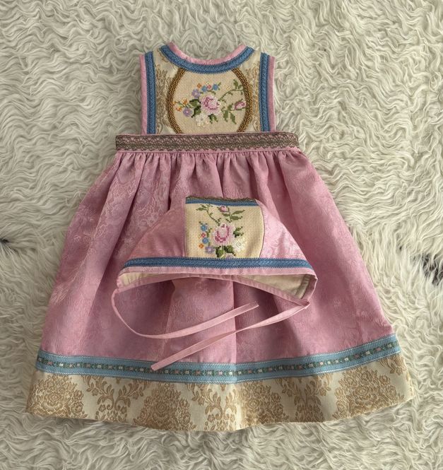 Hovedbilde SOLGT Festdrakt Astrid liten ...