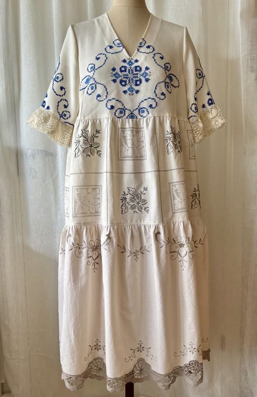 Kjole Fryd offwhite med blått
