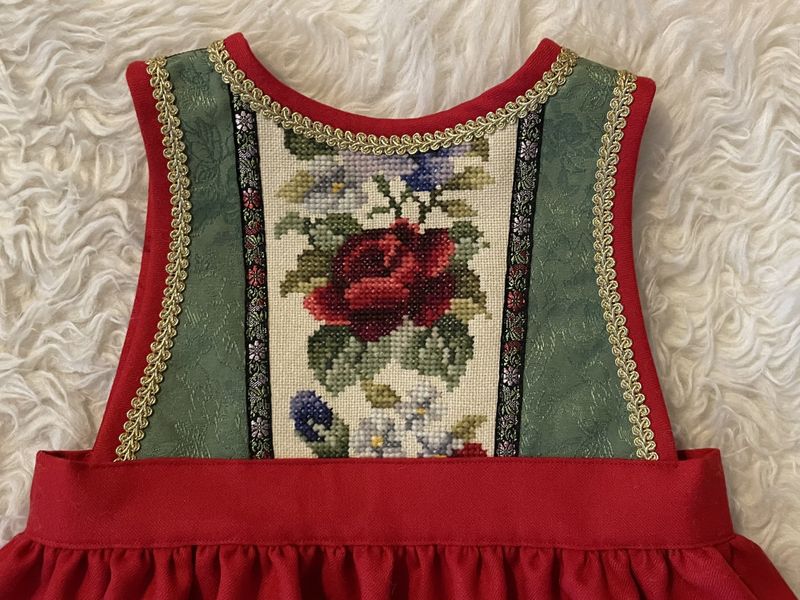 X SOLGT Festdrakt Astrid rød og grønn med rose